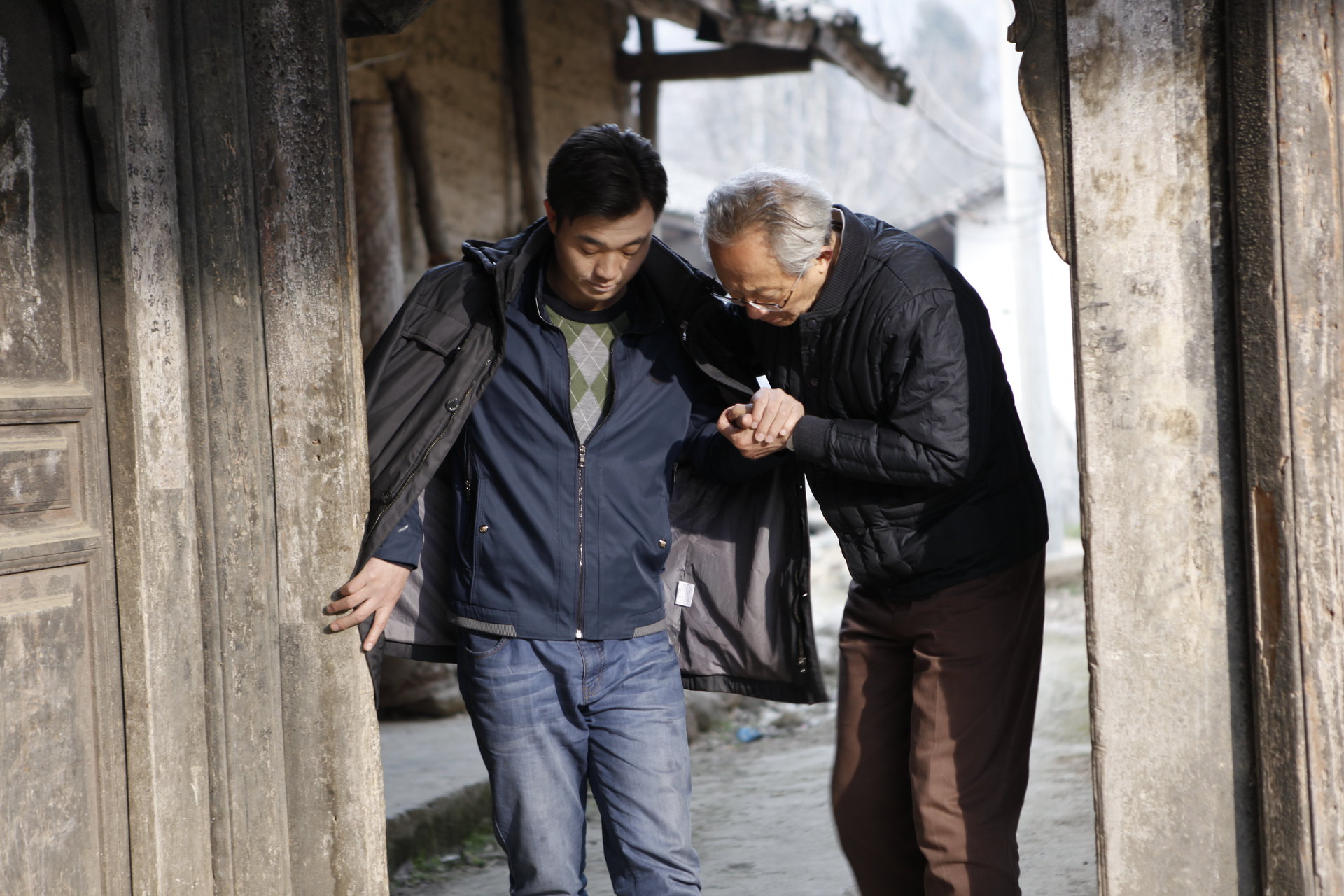  p>电影《县长当村官》由四川时间力量影业有限公司出品,李蓬编剧.