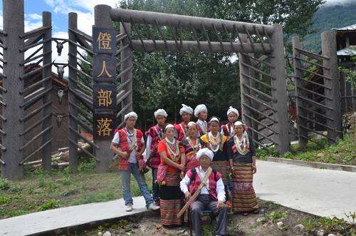 data-lemmaid="6665505">贡日嘎布曲 /a>西侧,距离下察隅镇政府约2