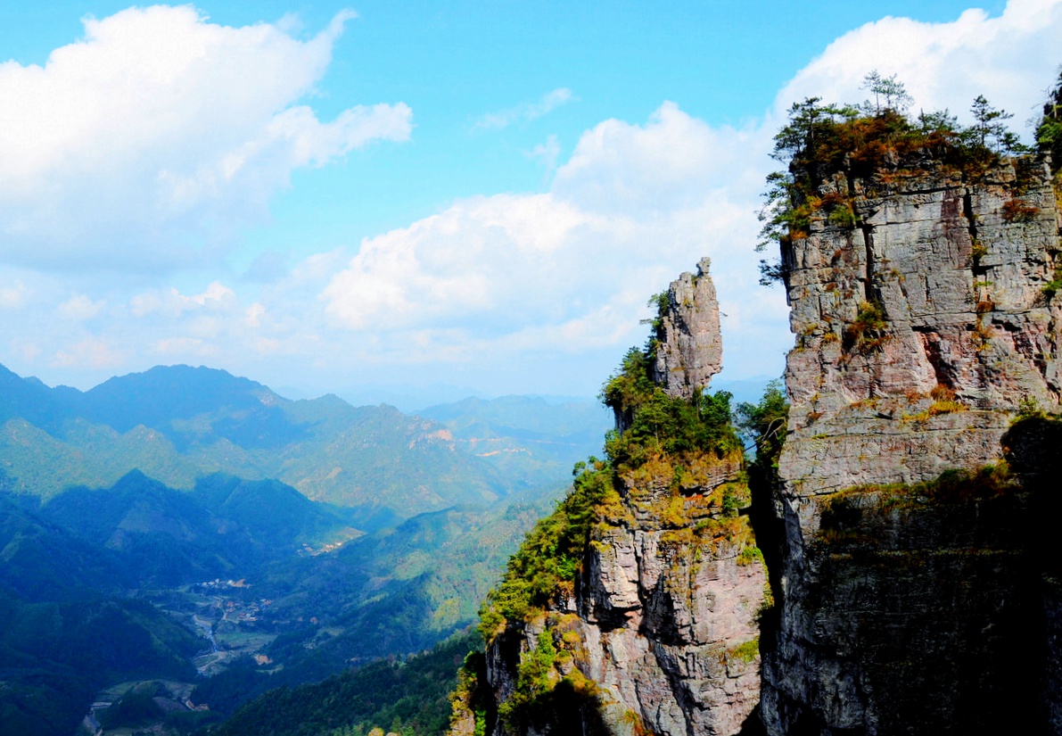 莲花山,位于广西金秀瑶族自治县偏东的大