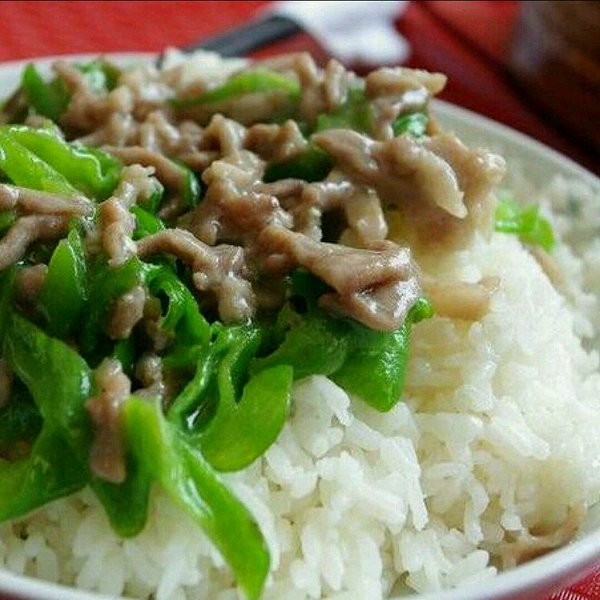 青椒肉块盖浇饭