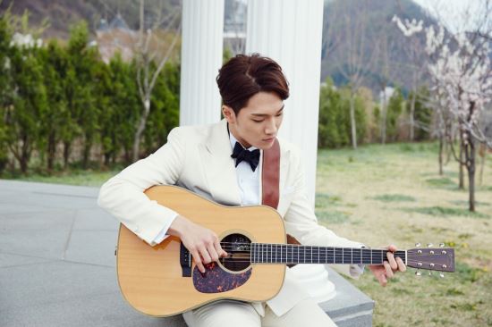 2011年出道的solo歌手,出道曲《傻瓜一样又哭了》.