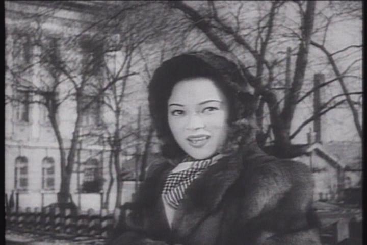 近卫敏明和李香兰,木暮实千代主演的悲情启示类电影,于1942年在国内上