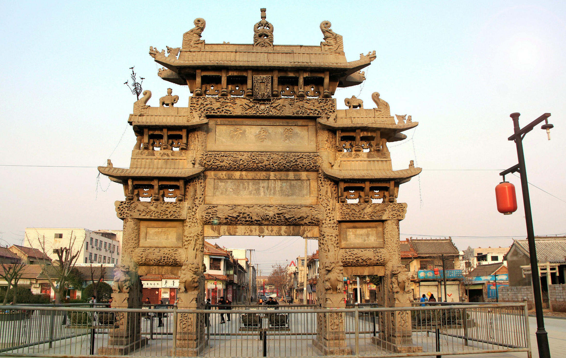 被誉为"天下第一坊,"国家级重点保护文物,在今山东省菏泽市单县北牌坊