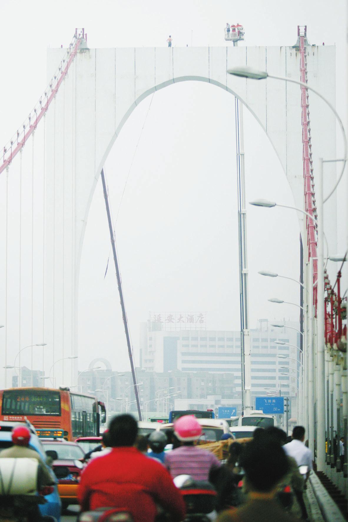 广西男子跳桥