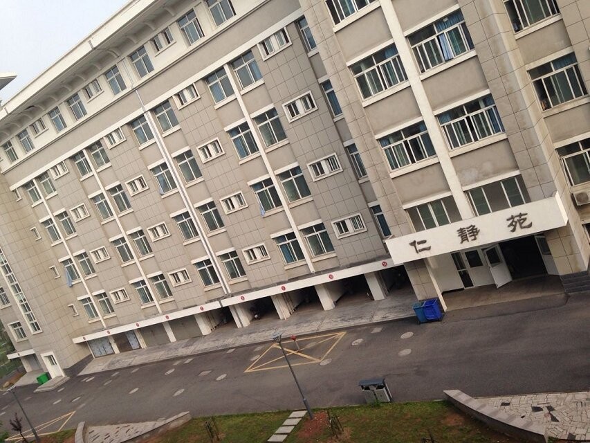  p>龙游县第三中学始建于1997年,新校园位于龙游县城西九里立交桥,是