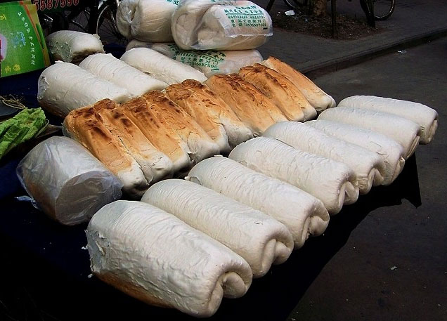  p data-id="go0fk0585h">枕头馍又称阜阳大馍或大卷子馍,其形状像