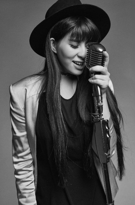  p>李邹珺(贝贝),1987年7月31日出生于湖北省武汉市,中国内地女歌手.