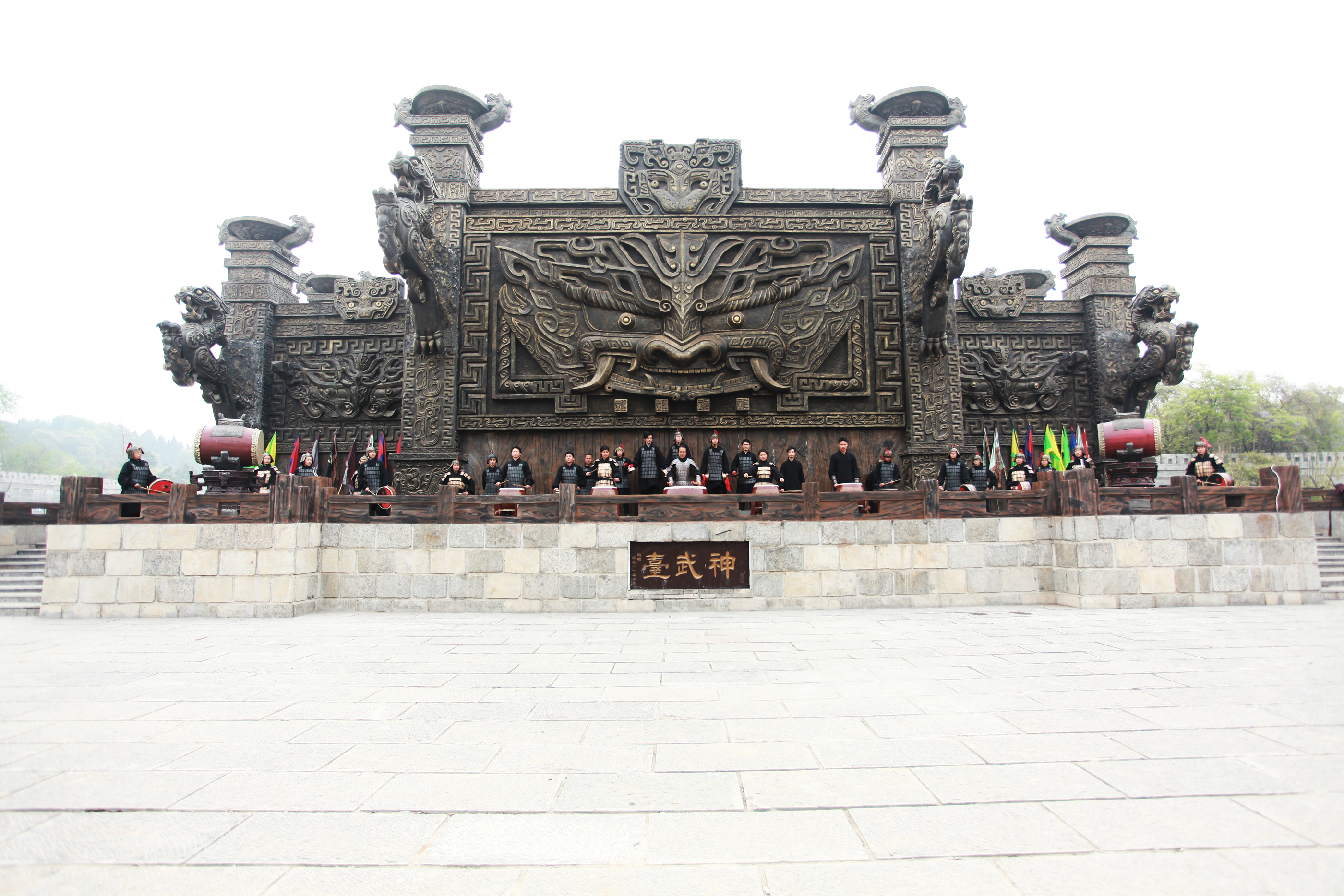 台位于三国赤壁古战场中,造型独特,如同一个威武的铜鼎倒立在点将台上