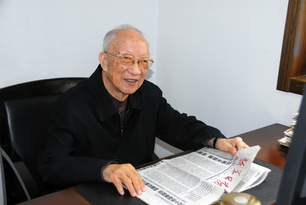 解放后,历任南通市委书记处书记,江苏省建委副主任,连云港,常州市委