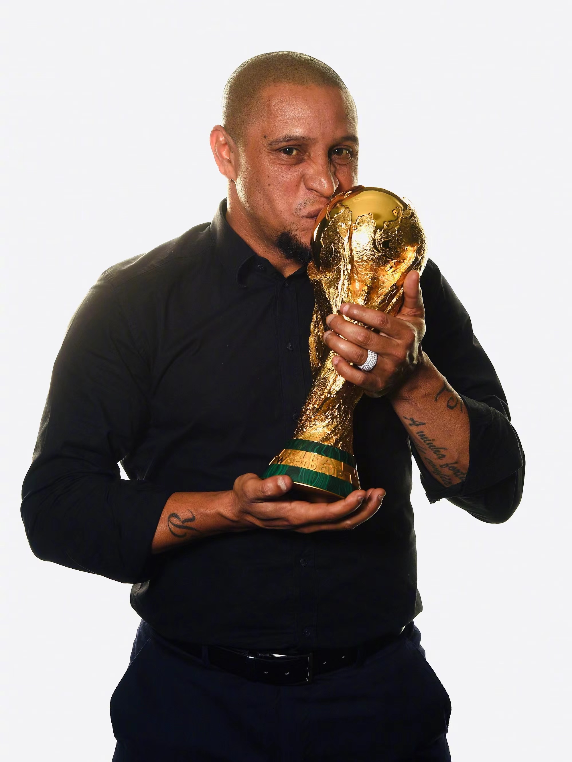  p>罗伯托·卡洛斯(roberto carlos),1973年4月10日出生于巴西圣保罗