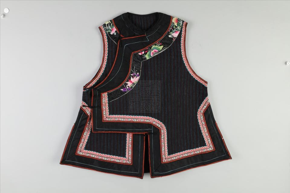 现代苗族刺绣布背心