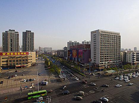 东起秦皇岛港二公司,西至兴凯湖路立交桥.