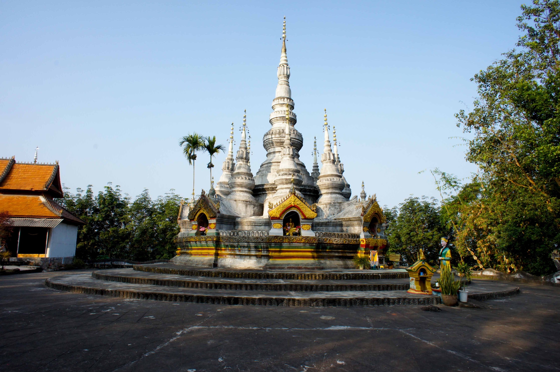 曼飞龙白塔,傣族又叫"塔糯"(笋塔),位于云南省西双版纳自治州景洪市大