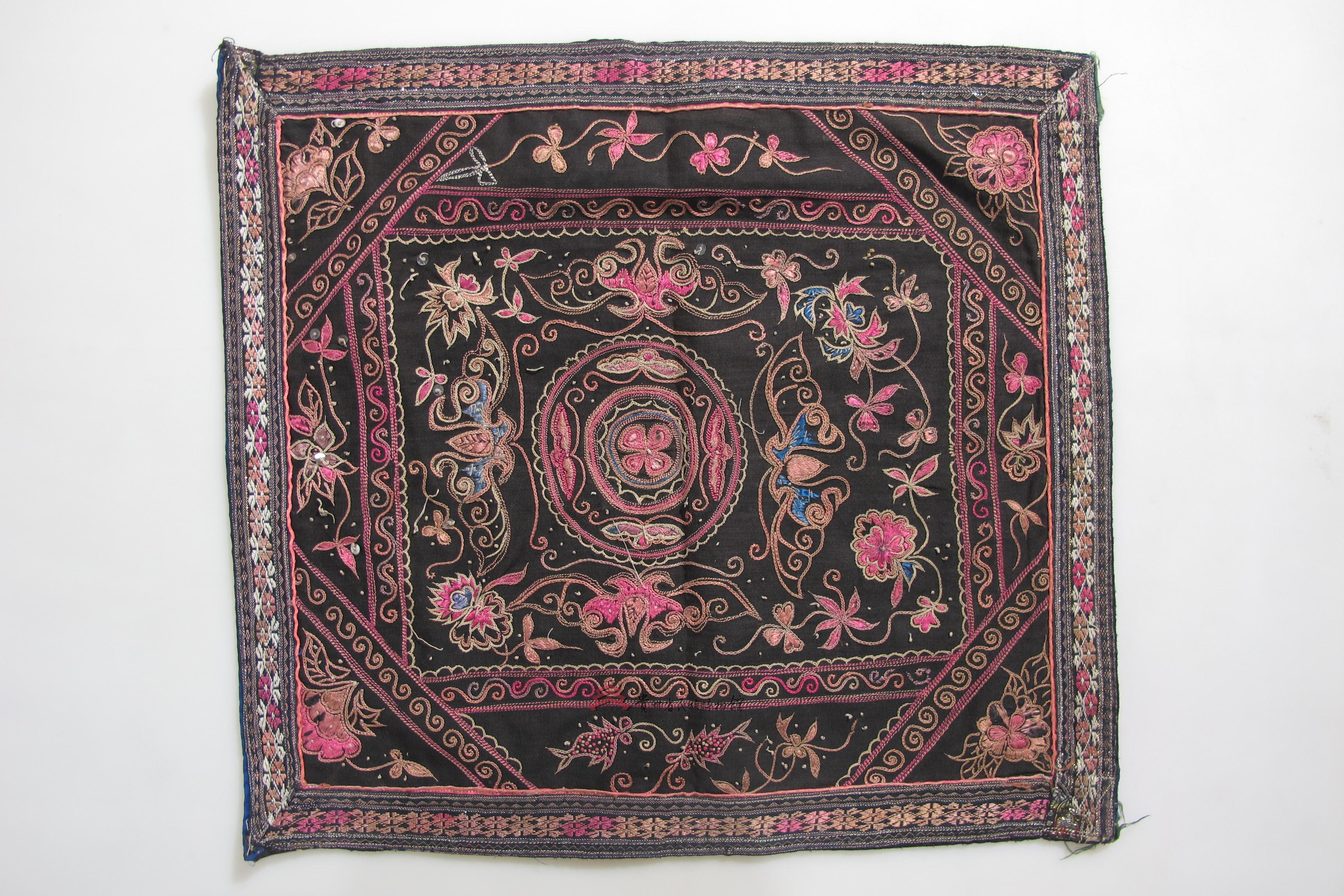 当代从江侗族平绣锁绣太阳花纹背带