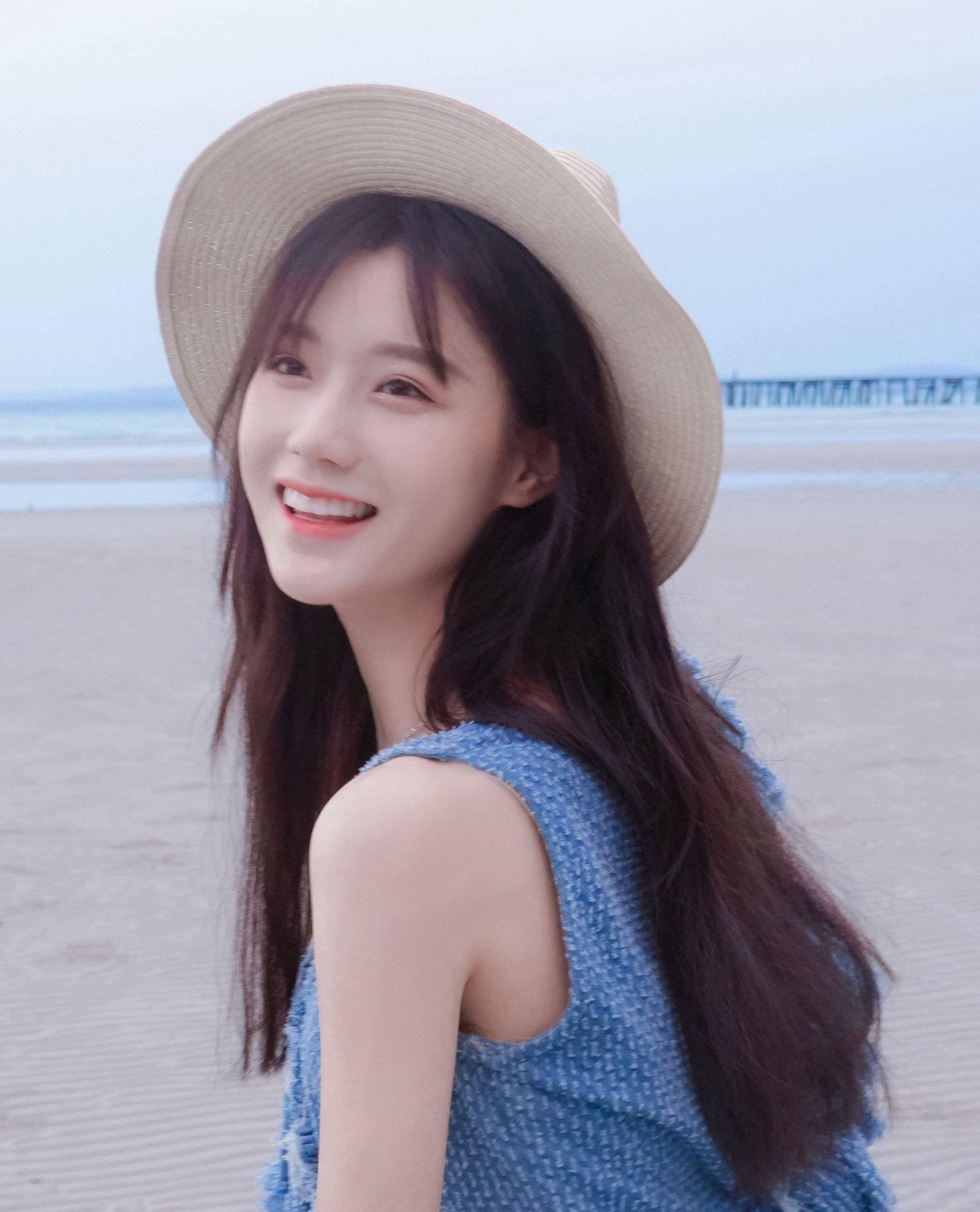 曾用艺名爱菲儿,1997年10月17日出生于福建省,中国内地影视女演员