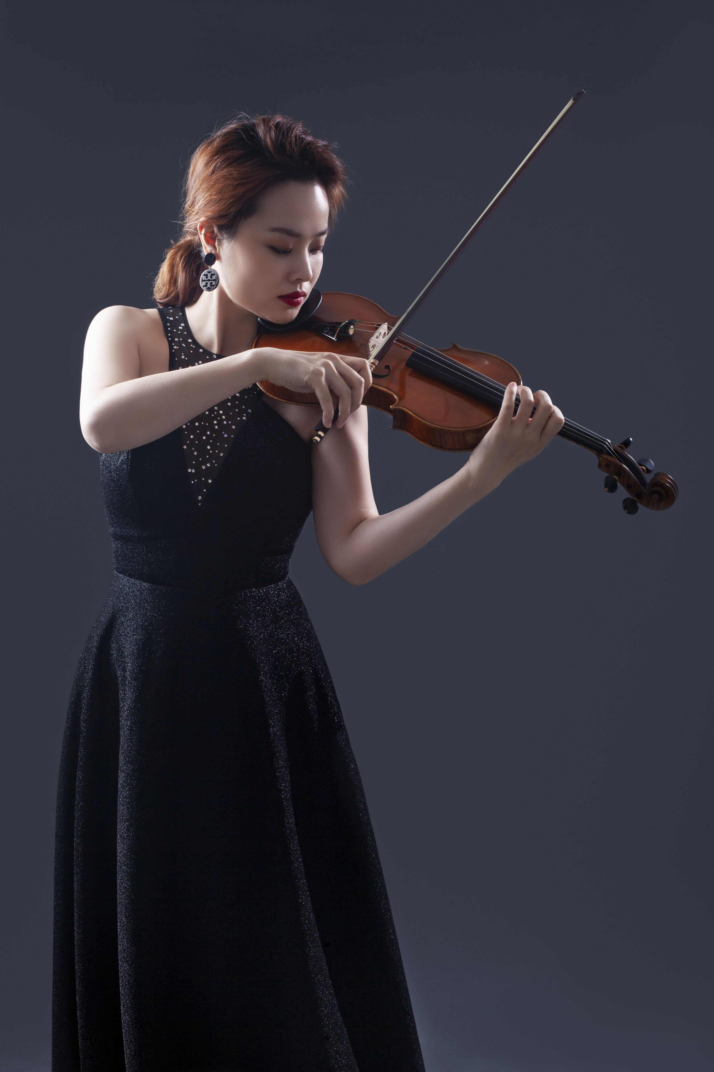 独奏家,旅美小提琴家,毕业于 a target="_blank" href="/item/中央