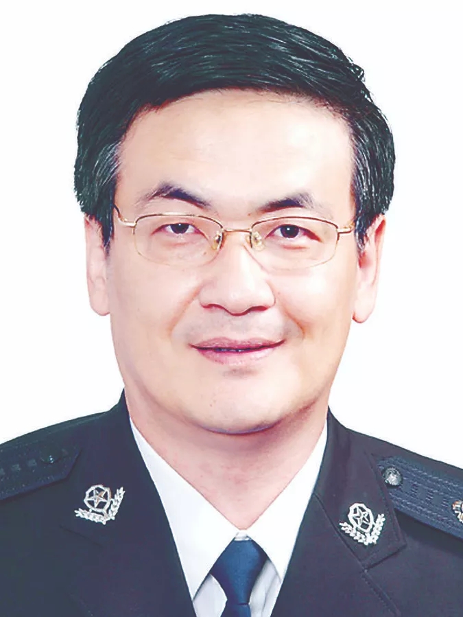 男,汉族,大学本科,1985年参加工作,历任公安部交通管理局事故对策处副