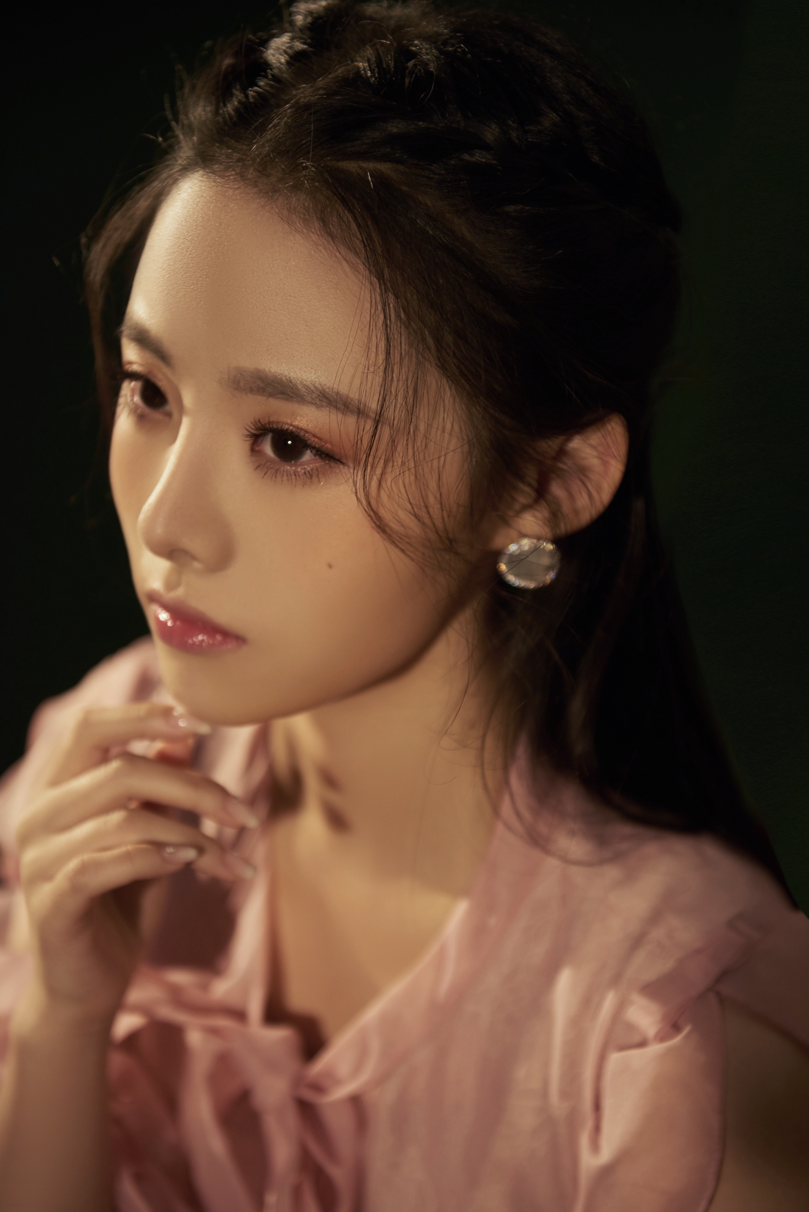  p>董颜,本名王婷,1996年3月20日出生于浙江宁波