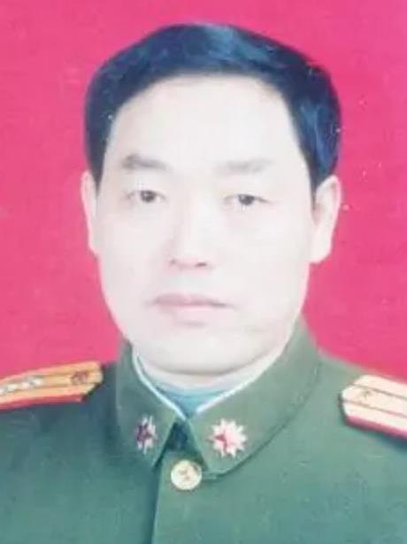  p data-id="gnfb0yrpie">男,汉族,1961年12月生,河南省正阳县人,1982