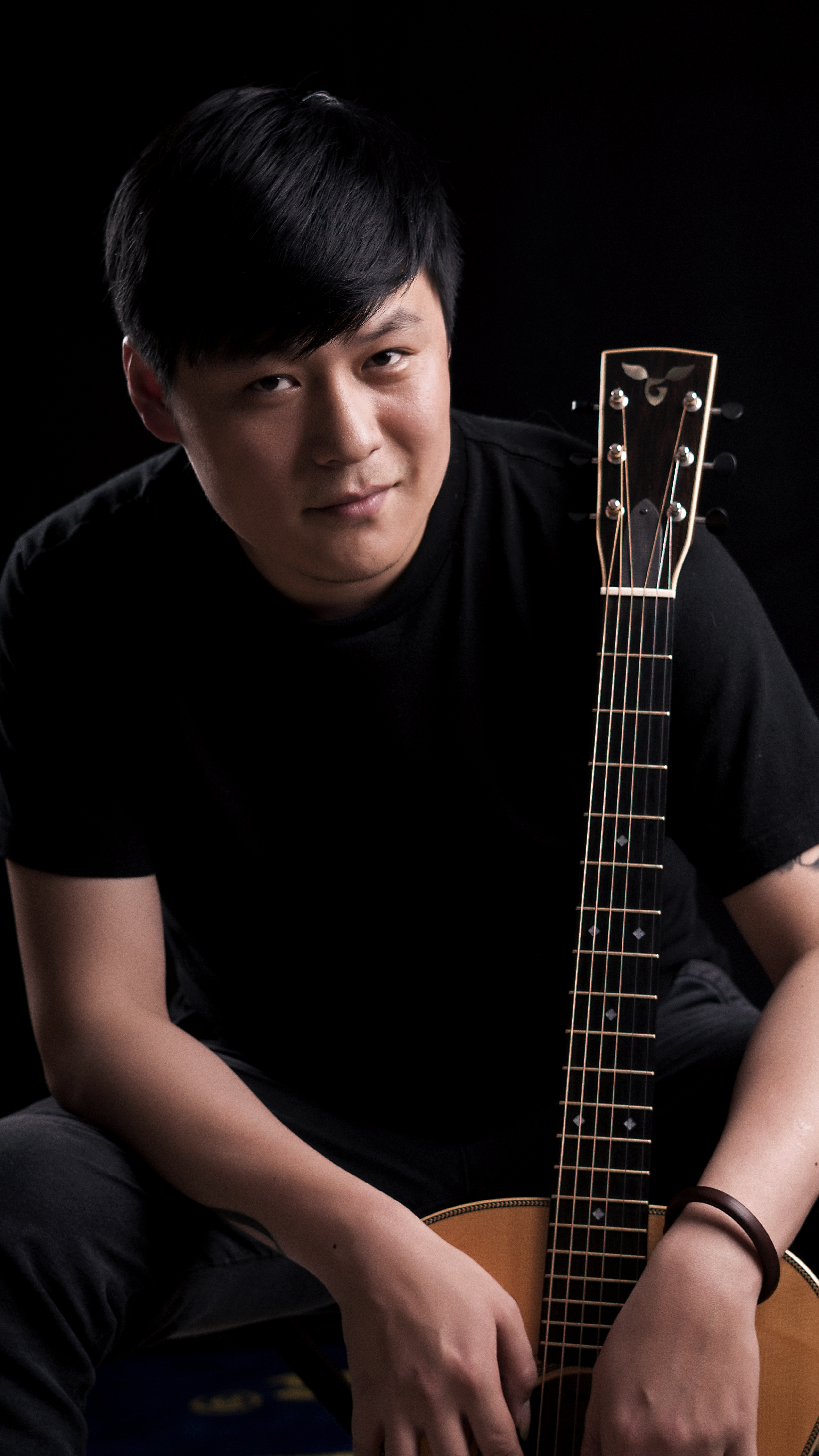 何雨田,吉他手,2009年毕业于<a target="