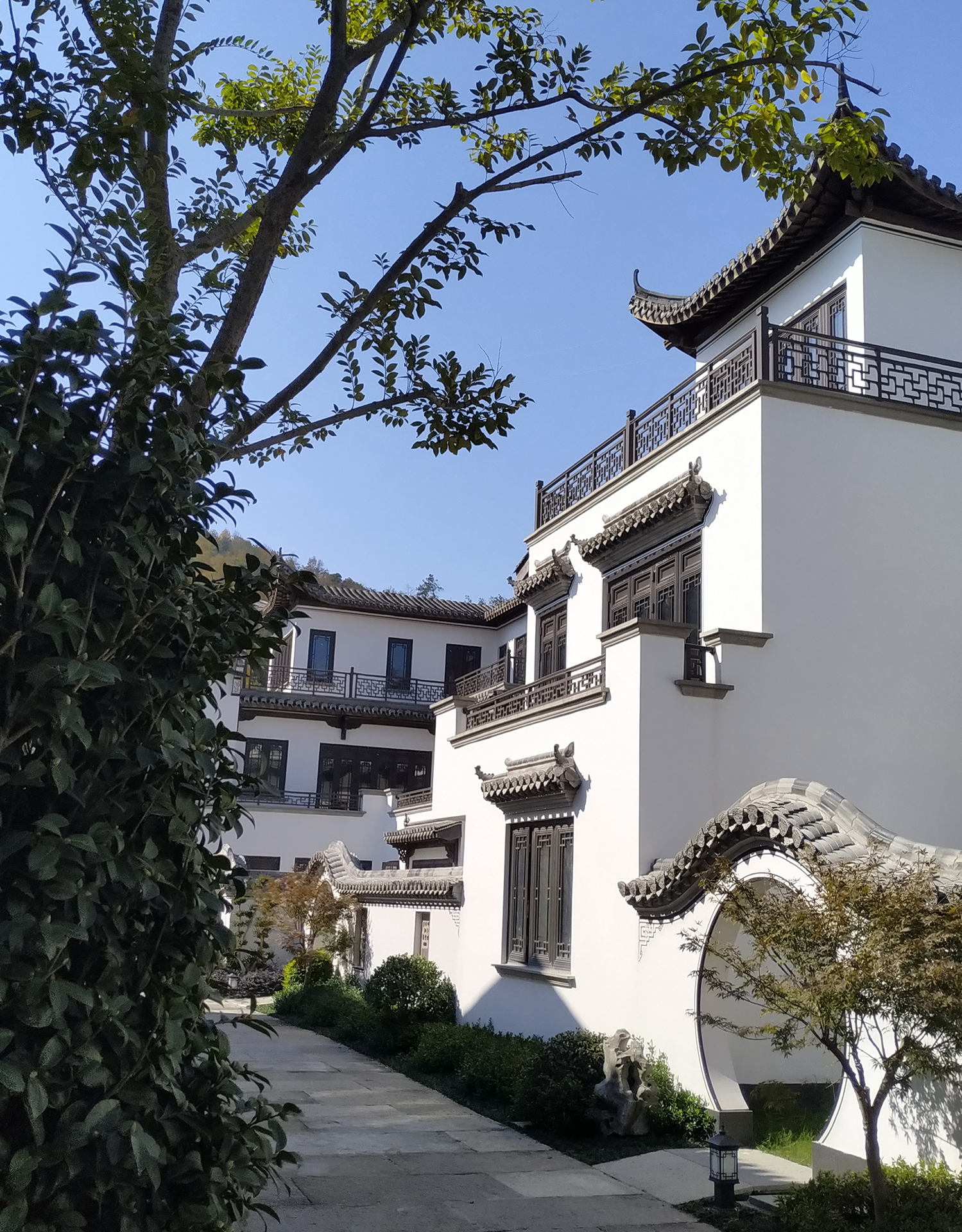 龙景雷迪森庄园,位于浙江省金华市东阳市马宅镇王潭村(诸永高速横店