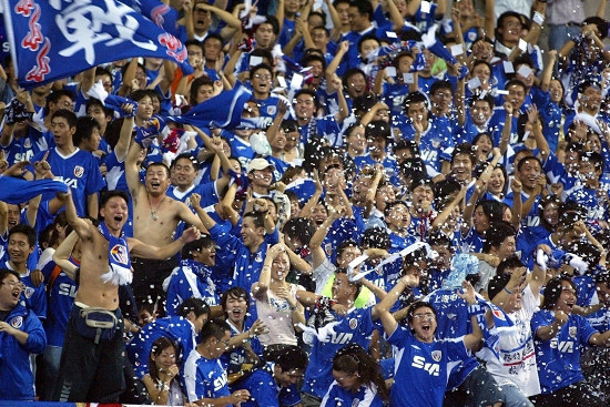 joa">上海申花俱乐部的一支非常出色的球迷组织,申花的坚定后盾"蓝魔"