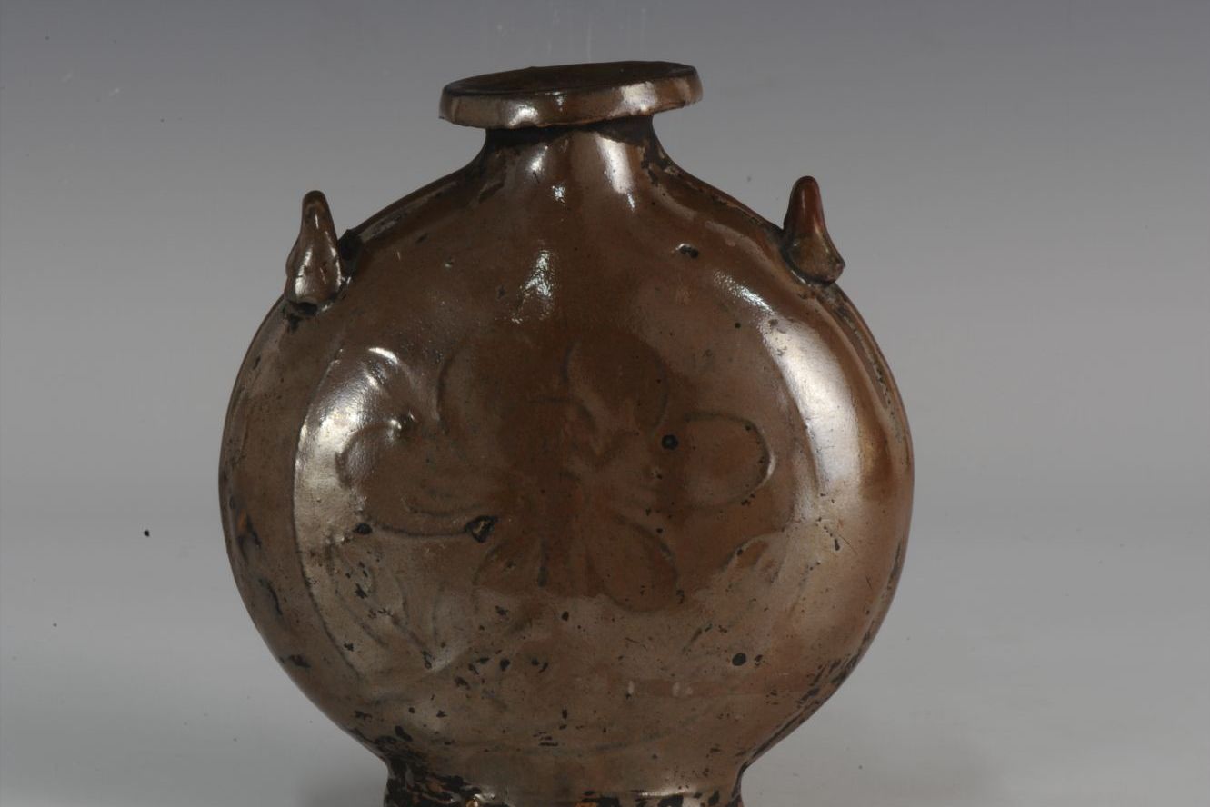 清代褐釉印花双耳扁陶壶