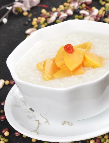  p>木瓜粥具有平肝和胃,舒筋活洛,软化血管,抗菌消炎,抗衰养颜,抗癌