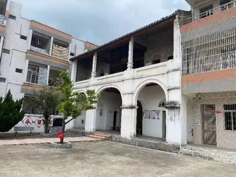 ">怀乡起义指挥部旧址位于广东省茂名市信宜市怀乡镇怀乡村怀乡小学内