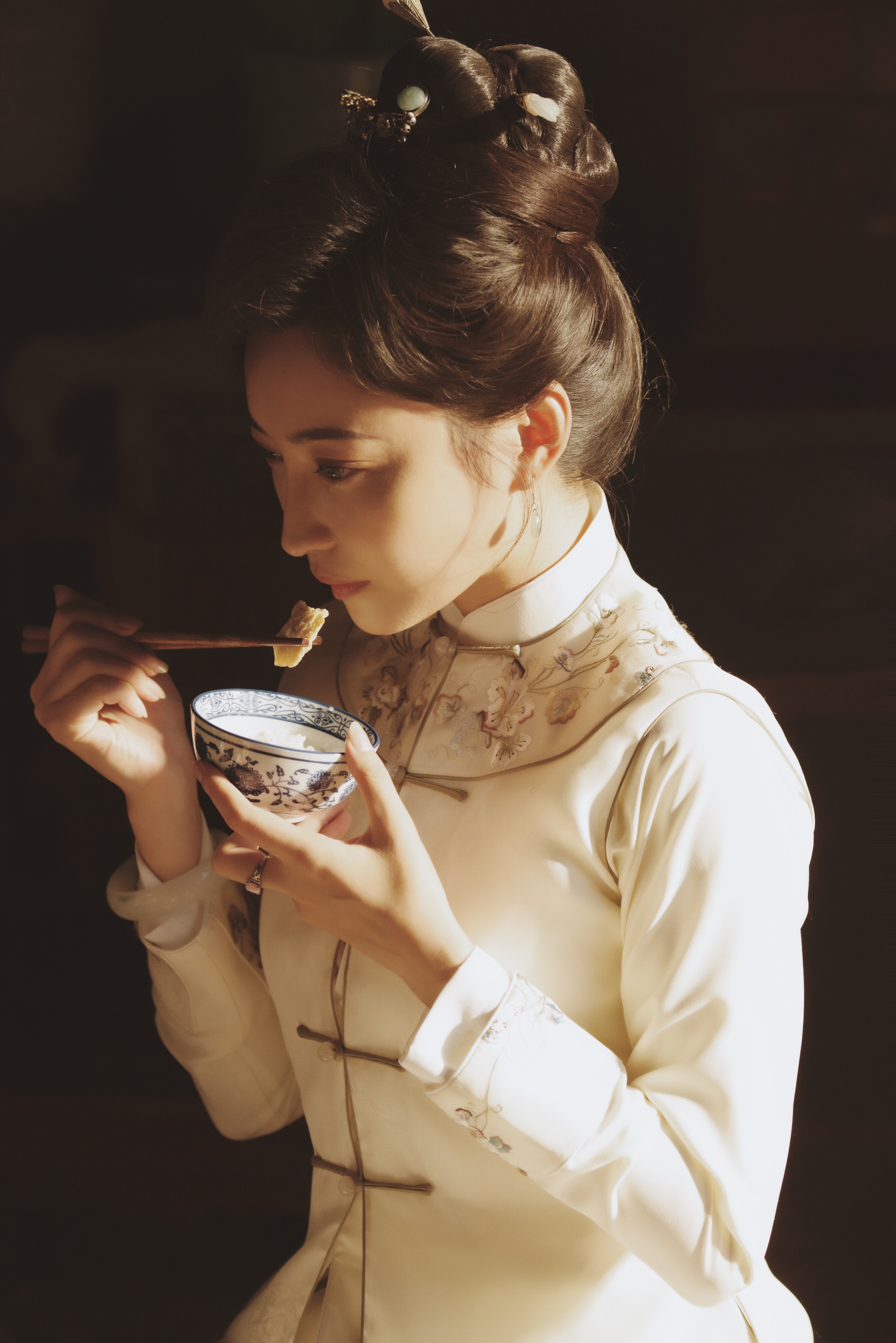  p>葛玟希,出生于江苏,中国内地女演员,毕业于南京艺术学院表演系.