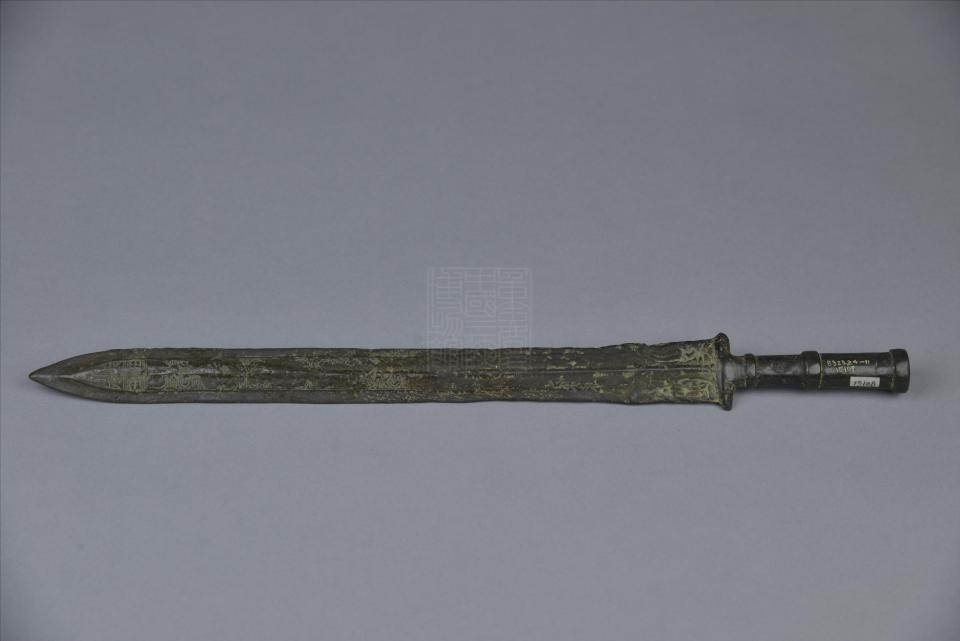 清云雷纹铜剑