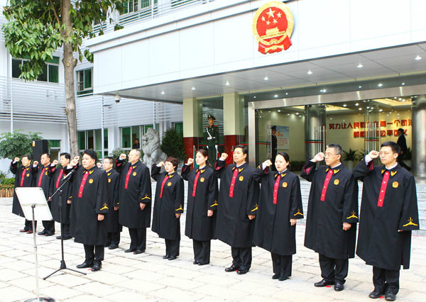  p>中华人民共和国法官袍简称法袍,是人民法院"2000式审判服"中重要