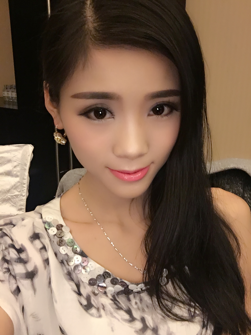  p>李婷婷,内地女歌手,2021年2月10日发行单曲《泪千行》. /p>