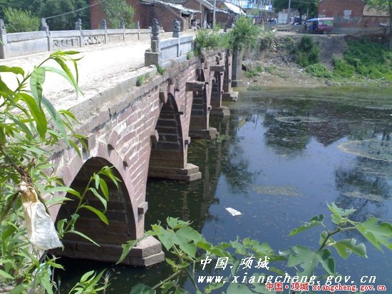  p>位于项城市域南端泥河上,北距市区27公里.