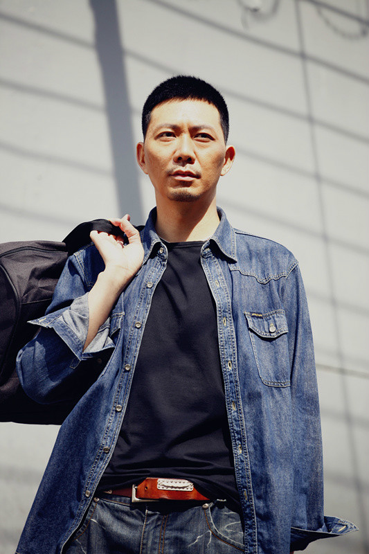 >夏天,出生于四川省成都市,毕业于中央戏剧学院表演系,中国内地男演员