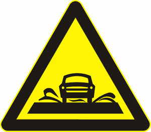 水位稍稍上涨,就能从桥面上漫过,在次要的公路上,跨越 a target="