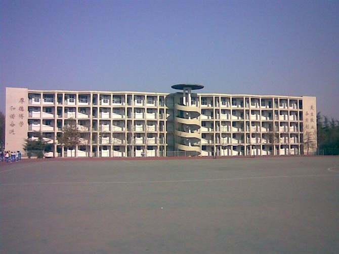 十七中创建于1981年,地处 a target="_blank" href="/item/张店城区