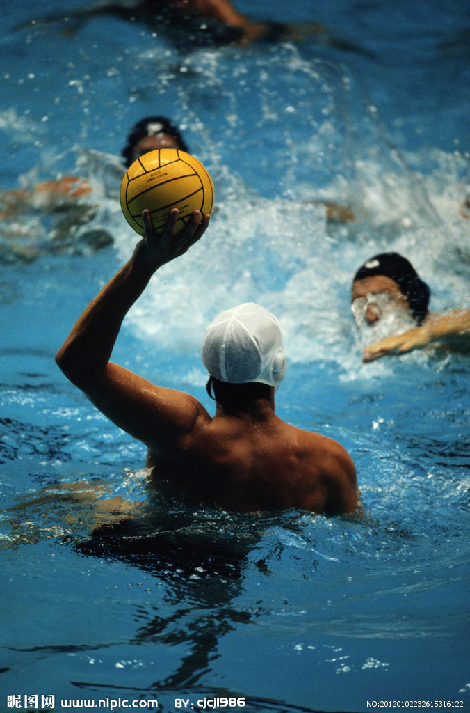 瞿保卫出生于1956年,他是一名水球运动员