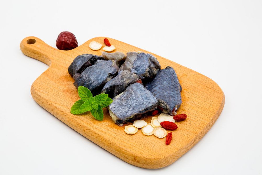 有白毛乌骨,黑毛乌骨,斑毛乌骨,骨肉全乌,肉白骨乌之分.