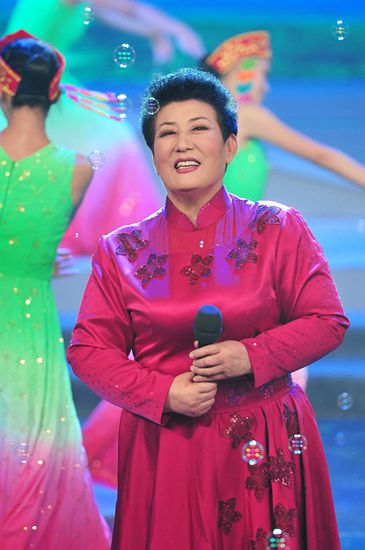  p>德德玛,中国蒙古族女中音歌唱家.1947年出生在内蒙古额济纳旗.