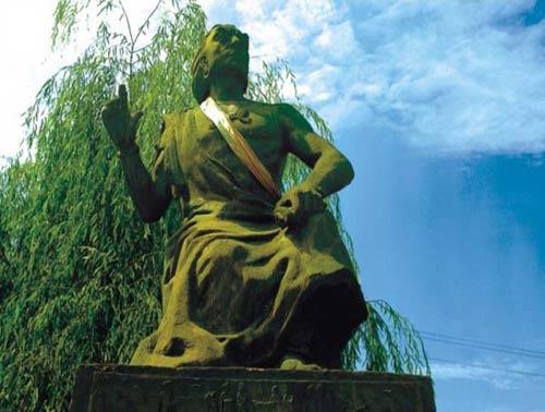  p>鱼凫遗址位于温江区万春镇报恩村,现依稀可见城墙遗迹.