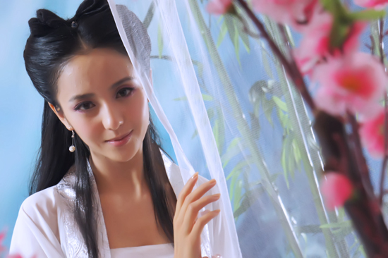  /p> p>2000年,佟丽娅成为了 a target="_blank" href="/item/新疆