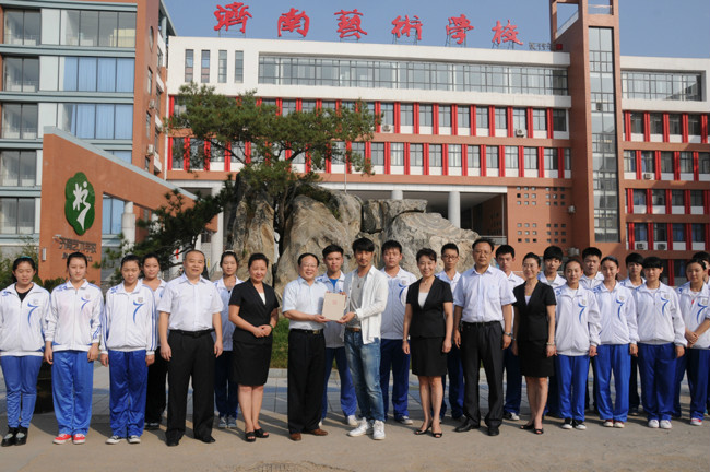  p>济南艺术学校是经 a target="_blank" href="/item/山东省人民政府