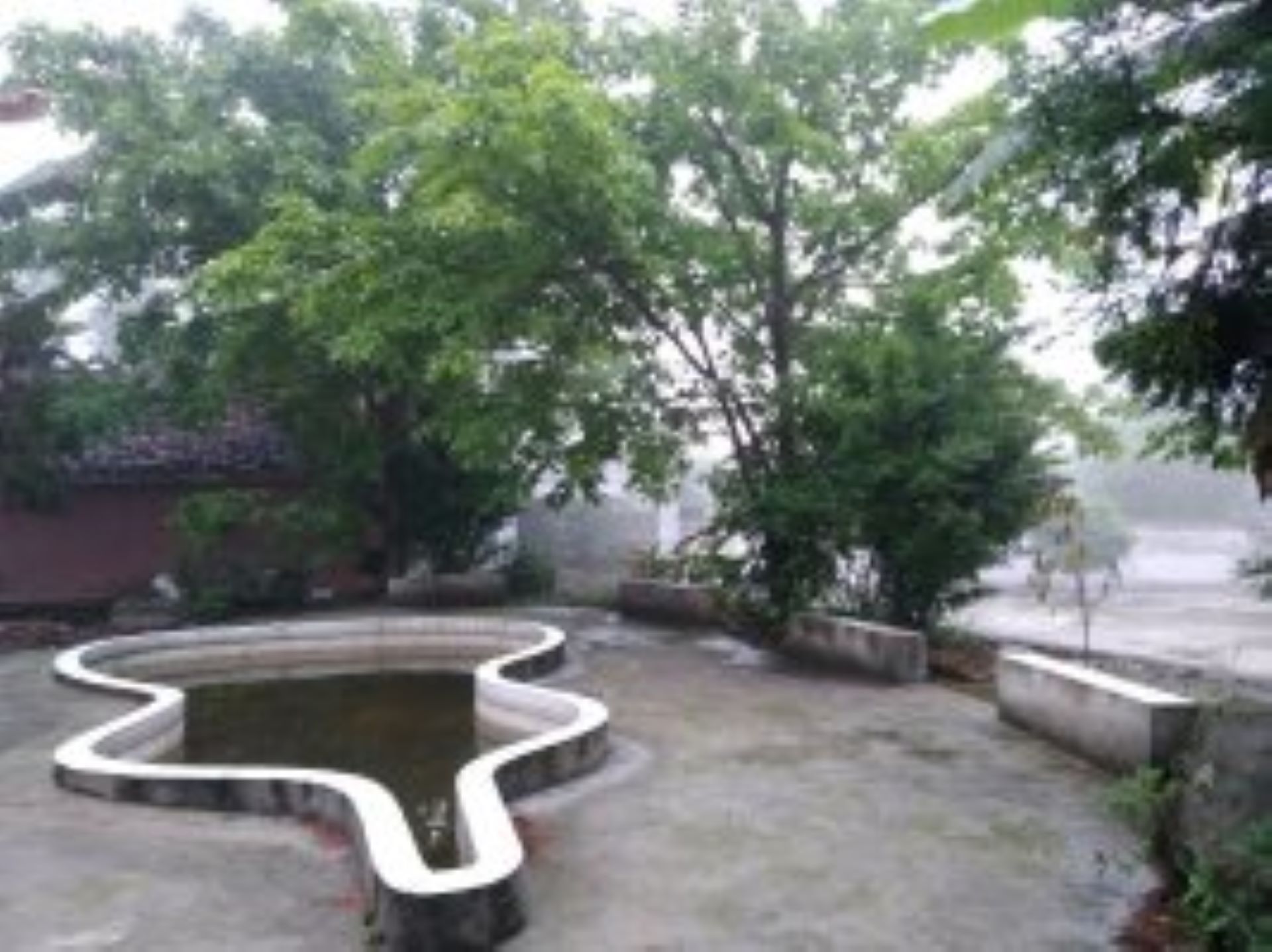 宫观现有占地面积11800平方米,建筑面积3200平方米,建有三清殿,玉皇殿