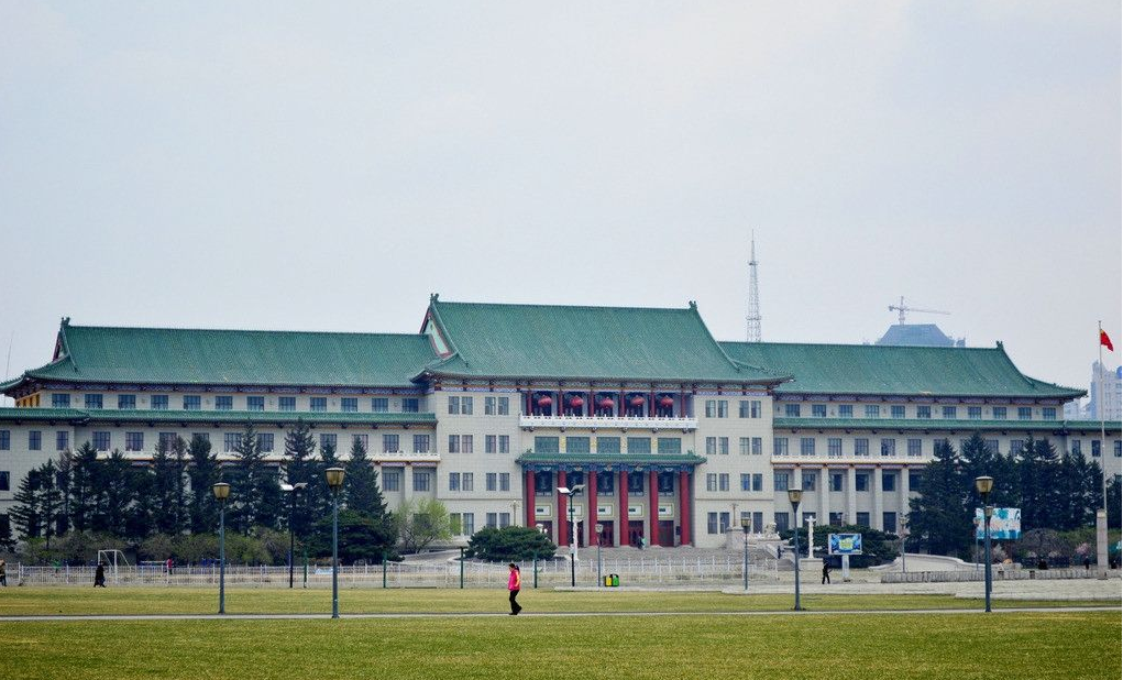  p>吉林大学博物馆是学校直属业务单位,下设地质博物馆,考古与艺术