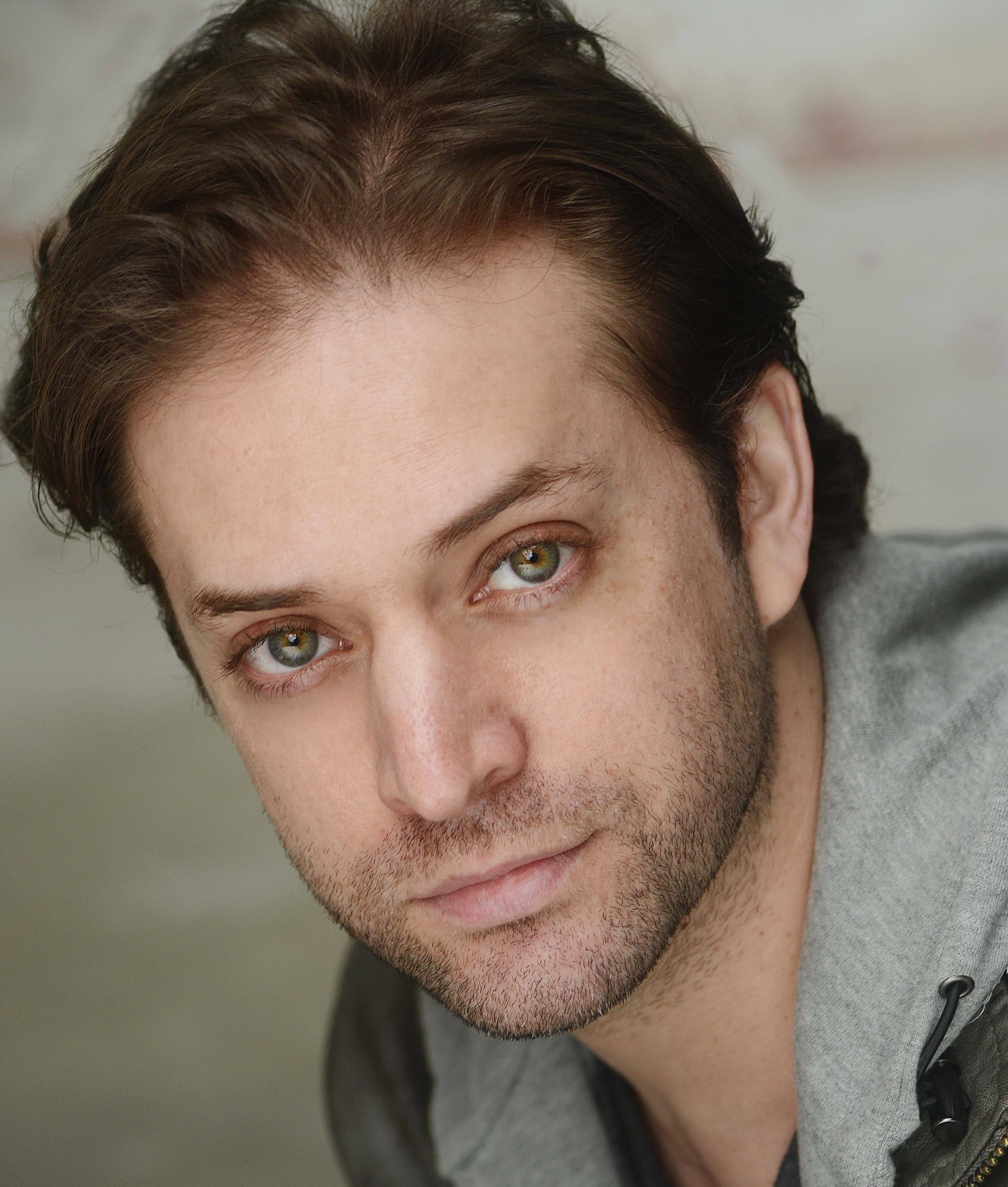  p>闫龙飞,1980年4月3日出生于墨西哥城,在中国发展的墨西哥男演员.