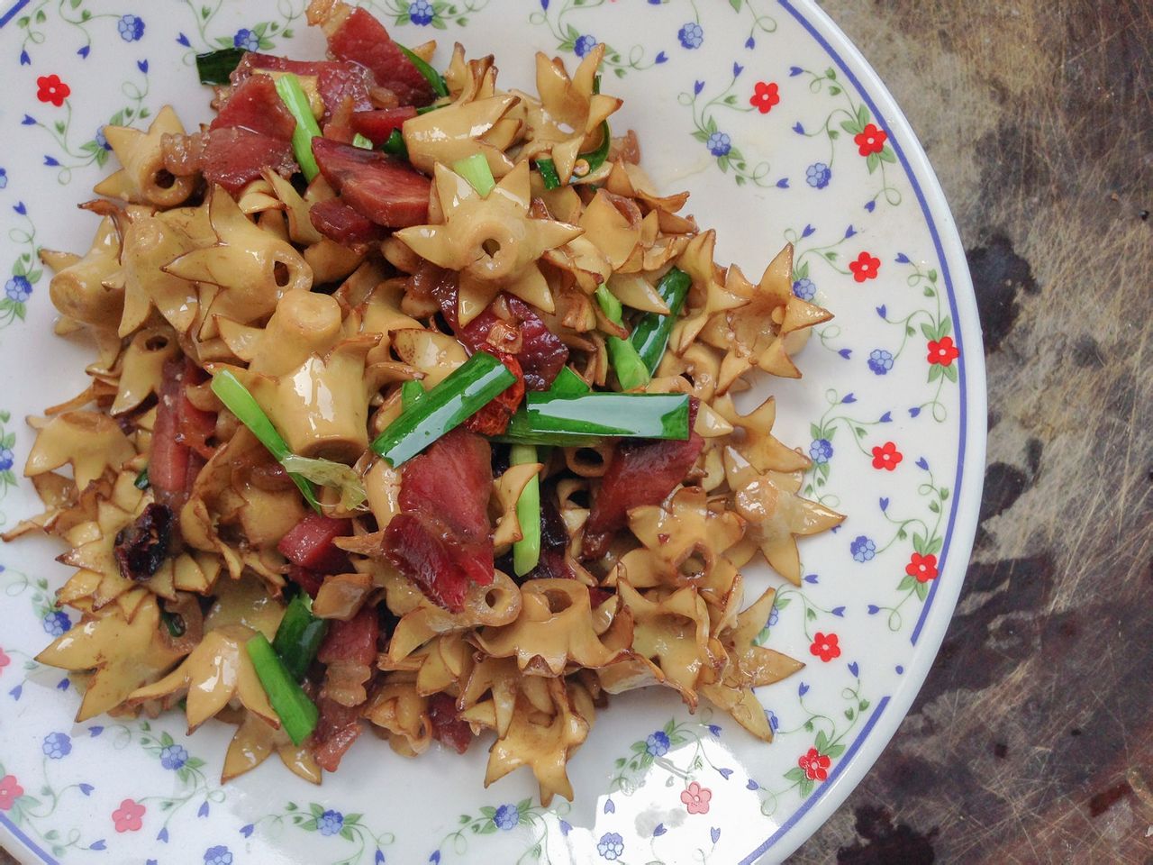  p>石榴花炒火腿是以石榴花,火腿为主料制作的菜品. /p>