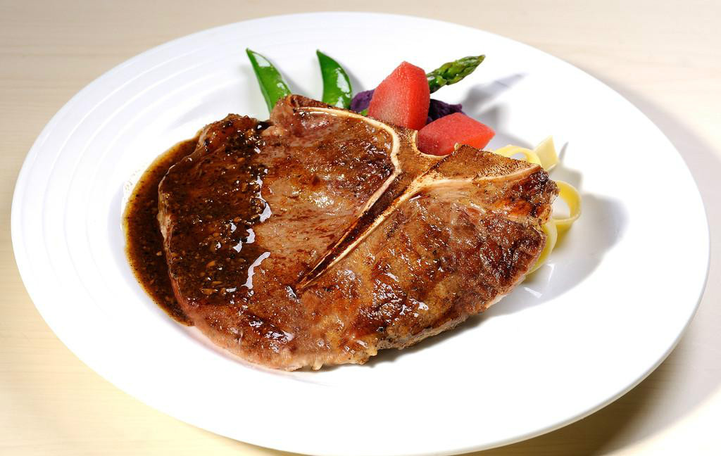  p>t骨牛排(t-bone steak)一般位于牛的上腰部,是一块由脊肉, a href=