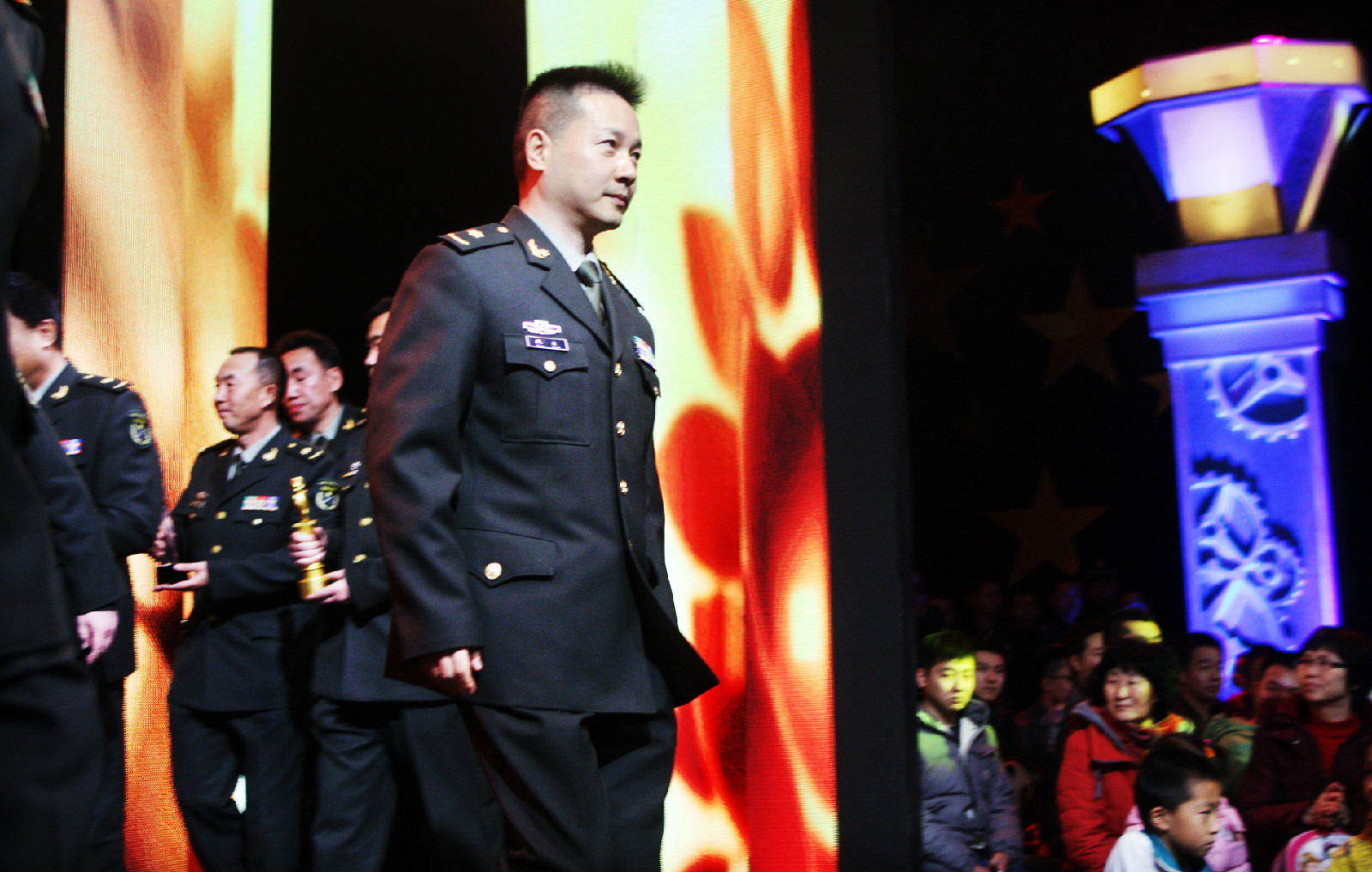  p data-id="go00fhv7gd">沈东,国家一级导演