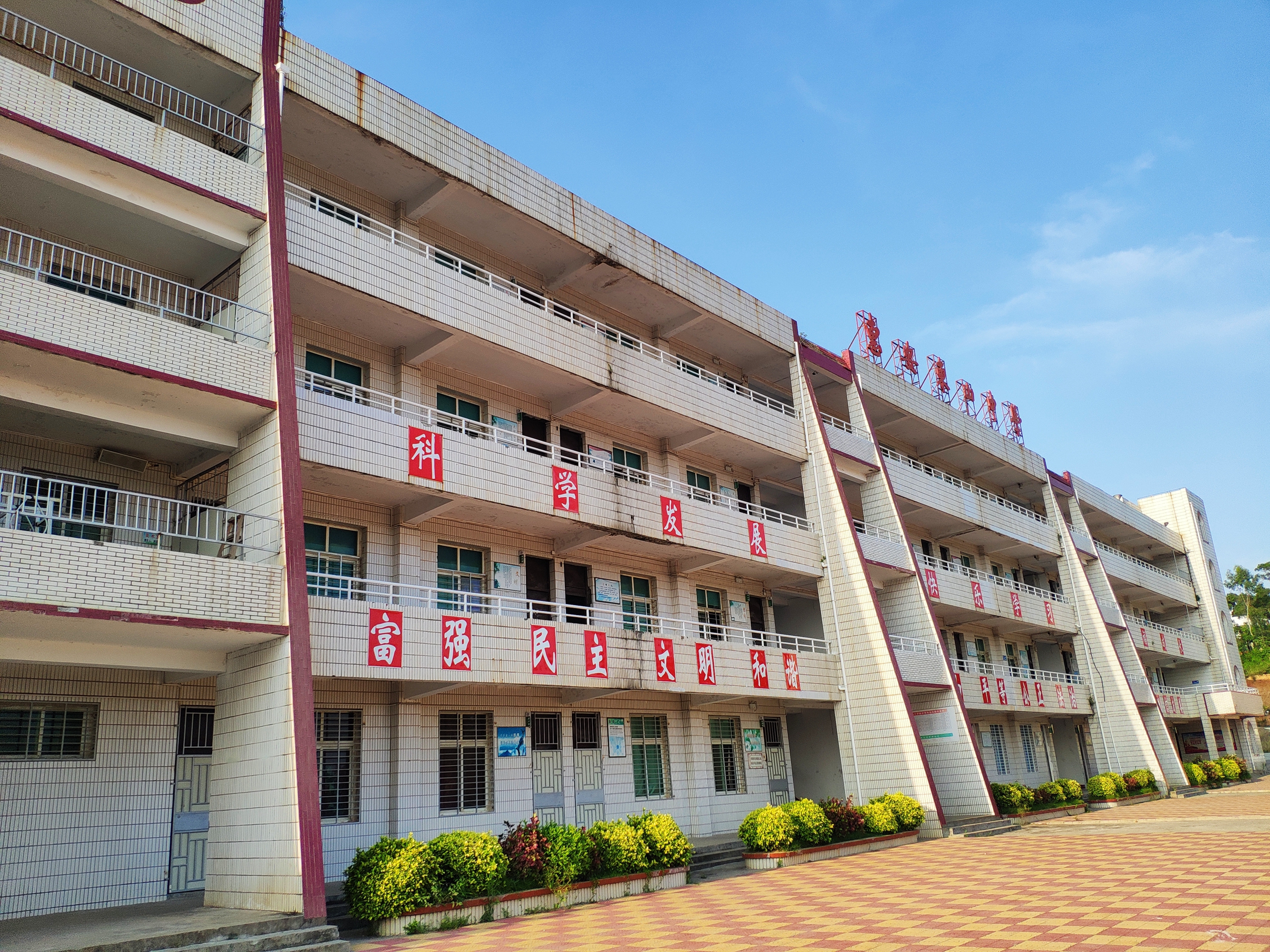 惠安东山中学